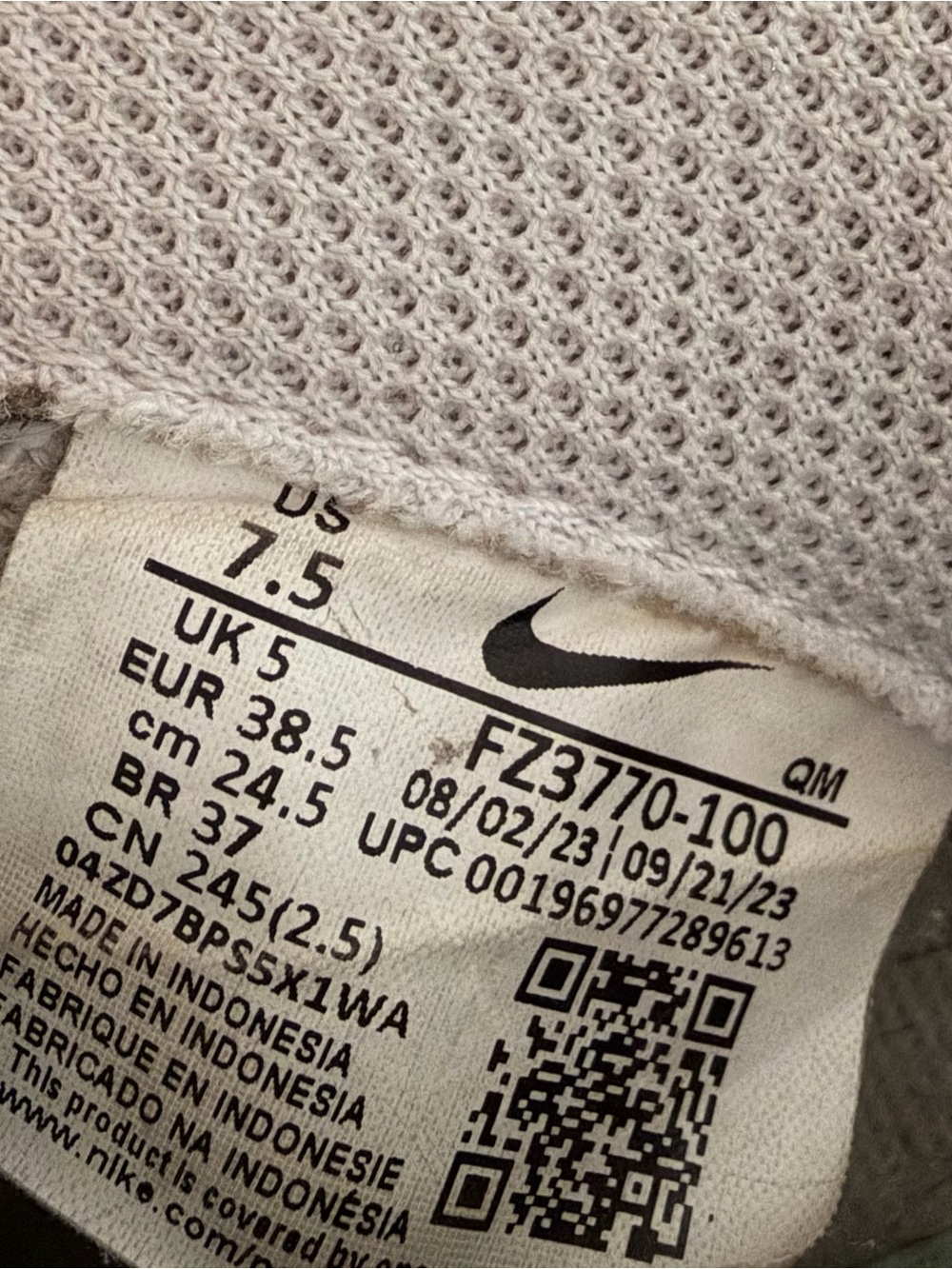 Nike woman’s White Sneakers with Mint Swoosh - Picture 8 of 8